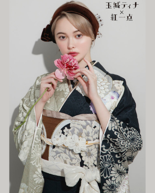 玉城ティナ×紅一点 モダン振袖KI413（丸に牡丹と乱菊／黒