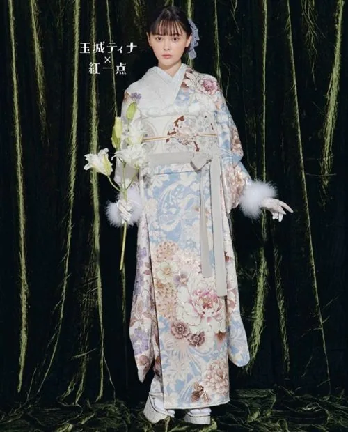 玉城ティナ×紅一点 水色に白振袖23003｜振袖ネットレンタルはおりえん