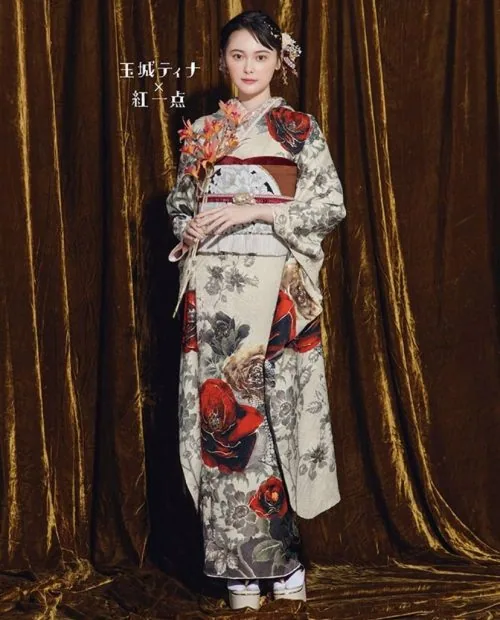 ポリエステル 小紋振袖 紅一点 玉城ティナ 身丈171cm MOP172 玉城ティナ×紅一点 ベージュに花柄23001｜振袖ネットレンタル
