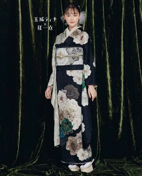 玉城ティナ×紅一点 レトロ振袖（菊・スワロフスキー付き／黒）無地感覚