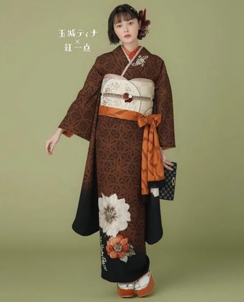 玉城ティナ×紅一点 こげ茶レトロ振袖23033｜振袖ネットレンタルはおりえん