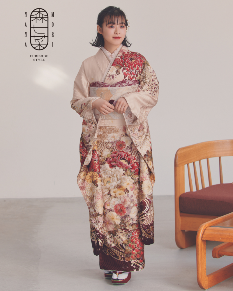 森七菜 FURISODE STYLE 新作振袖（ピンクベージュ×こげ茶／古典柄）23040