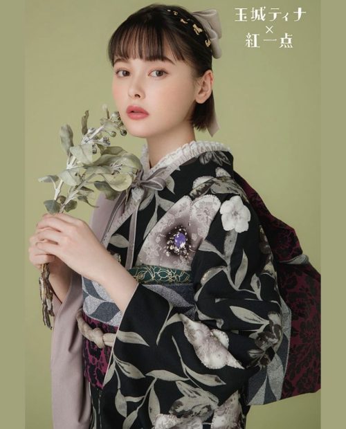 玉城ティナ×紅一点 黒紫振袖23034|振袖ネットレンタルはおりえん 玉城ティナ×紅一点 黒紫振袖23034|振袖ネットレンタルはおりえん