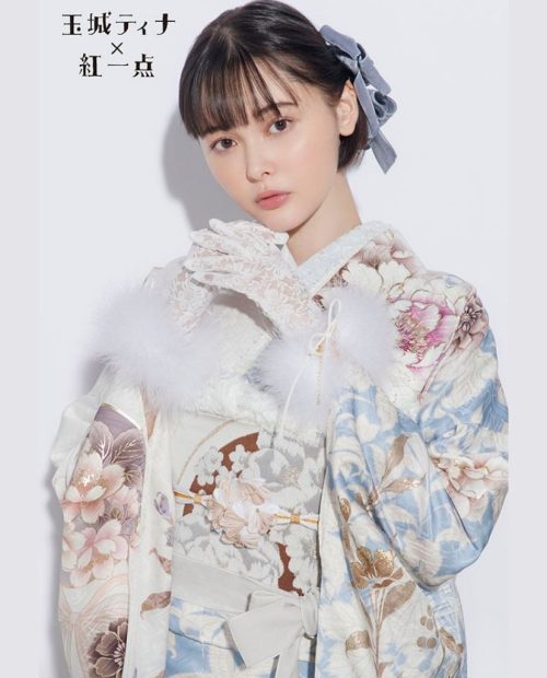 玉城ティナ×紅一点 水色に白振袖23003｜振袖ネットレンタルはおりえん