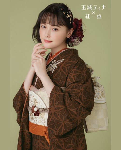 玉城ティナ×紅一点 こげ茶レトロ振袖23033｜振袖ネットレンタルはおりえん
