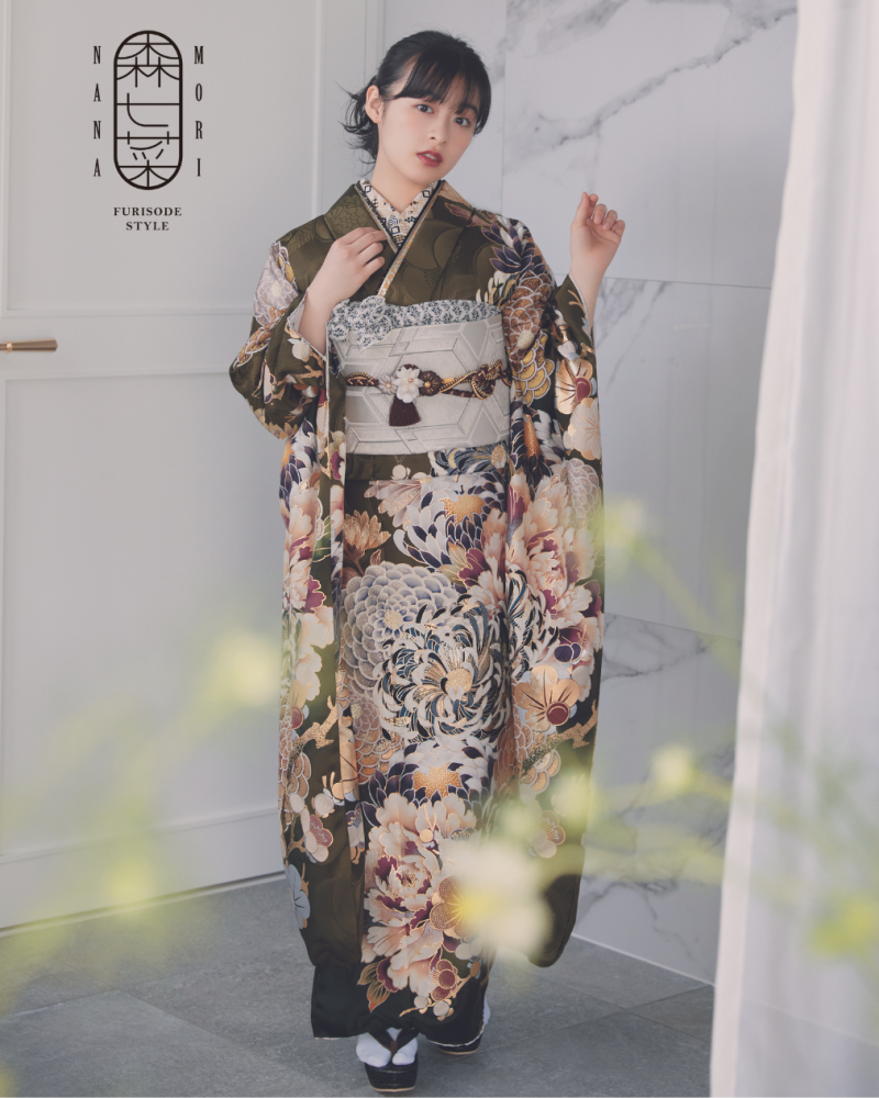 森七菜 FURISODE STYLE 新作振袖（深色カーキ×乱菊に牡丹／古典柄