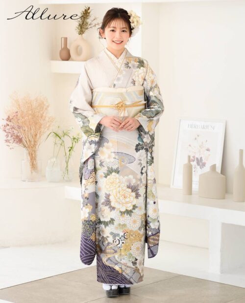 Allure 振袖AL.102 ライトグレー正統派古典振袖 久間田琳加／牡丹に丸菊・八重桜 25020