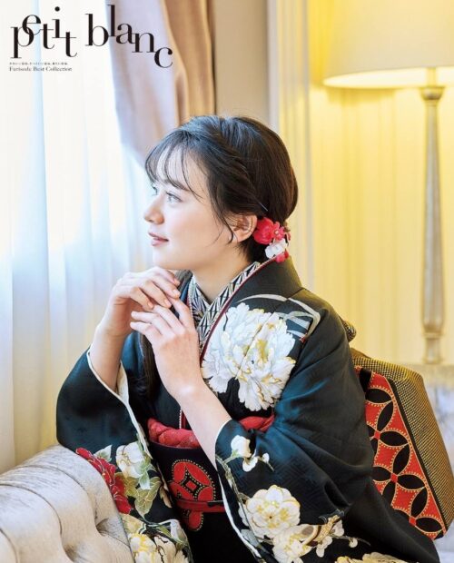 専用・黒地振袖（赤い内側）一点・ゆり 人気 一点のみ 豪華 振袖 黒×赤 地紋 振袖セット 成人式
