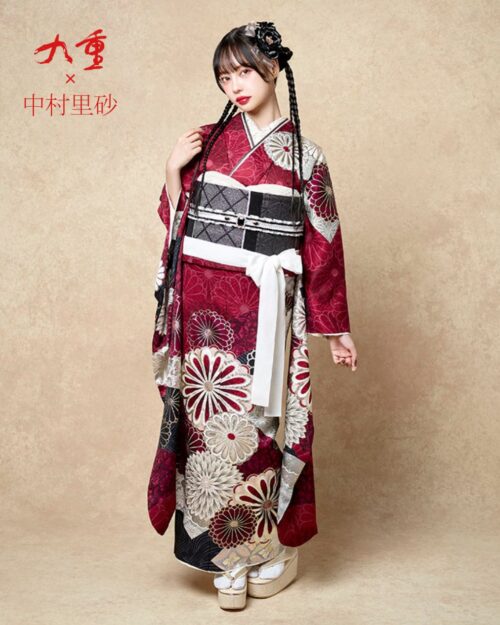 九重×中村里砂 RN-571 ワイン系赤×白菊柄振袖／赤系振袖×黒帯