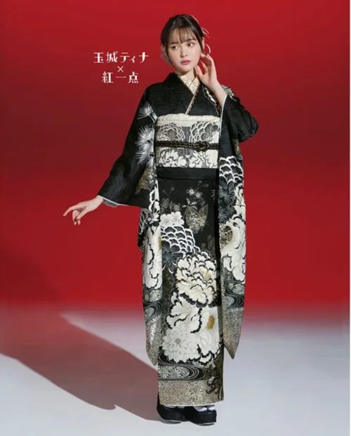 玉城ティナ×紅一点 こげ茶レトロ振袖23033｜振袖ネットレンタルはおりえん