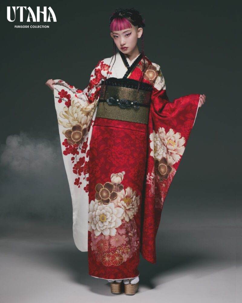 美品　振袖　色無地　花丸紋(飾り紋)入　縮緬　小田急誂え　伊達衿付き 赤色系 UTAHA 詩羽UT-2548 赤白染め分け牡丹に梅柄振袖｜ネットレンタル