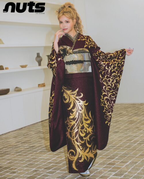 NUTS×FURiSODE あんじぇが着るギャルのための振袖！ボルドーレッドの品とキラキラ金彩、ゴージャスさでは負けない！
