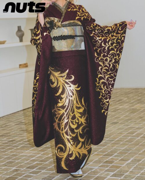 ゴージャス　エンジの牡丹に百合の金彩振袖フルセット nuts振袖 アンジェの赤×金キラキラ振袖でゴージャスに決める成人式｜ナッツ