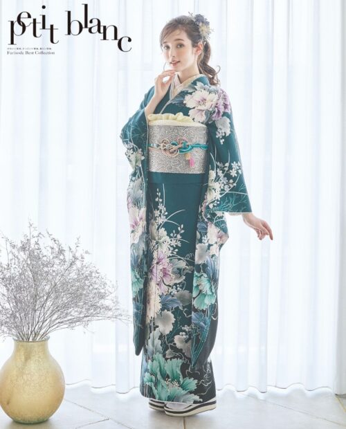プチブラン　振袖のみ オフホワイトに赤花が効いたレトロ振袖｜裾のこげ茶色がメリハリ