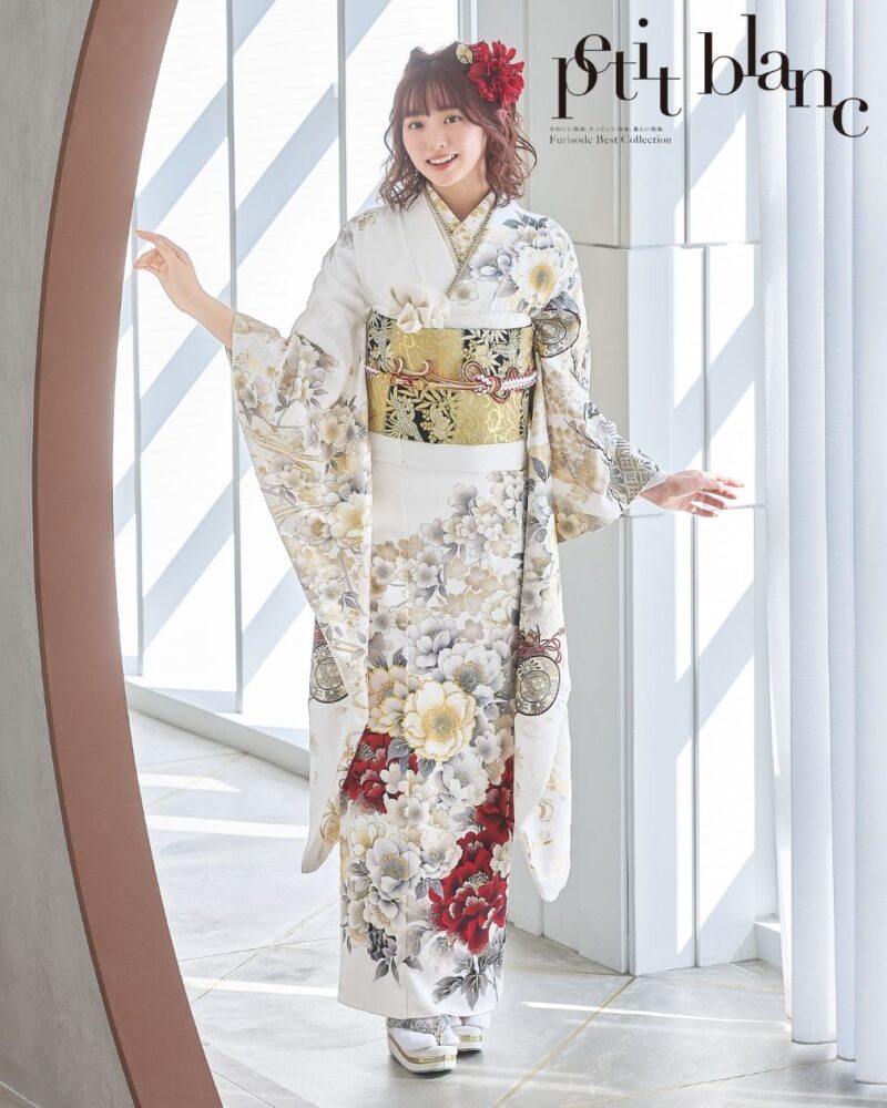 白地×赤×金の華やぎ振袖で魅せる、艶やかモダン振袖スタイル