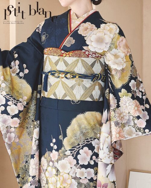 大人っぽさと華やぎを両立した、紺地×白牡丹柄振袖