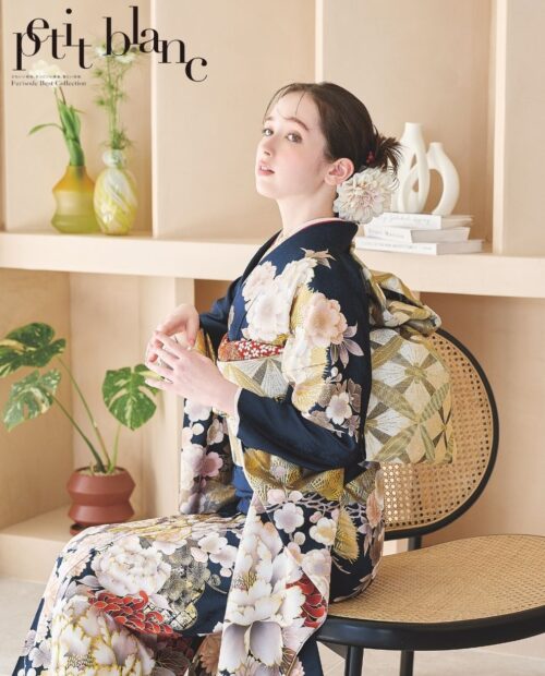大人っぽさと華やぎを両立した、紺地×白牡丹柄振袖