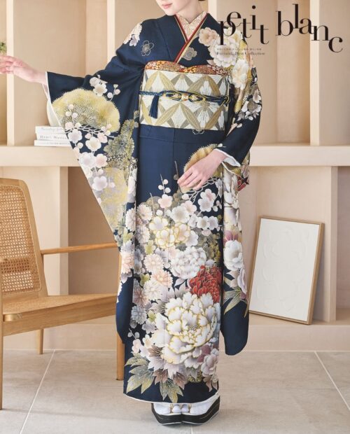 大人っぽさと華やぎを両立した、紺地×白牡丹柄振袖