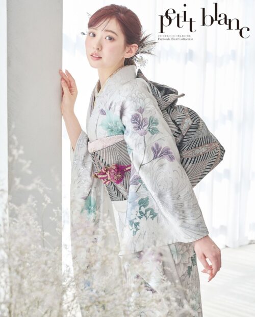 淡色の花々が咲き誇る、透明感と上品さをまとったシルバー振袖