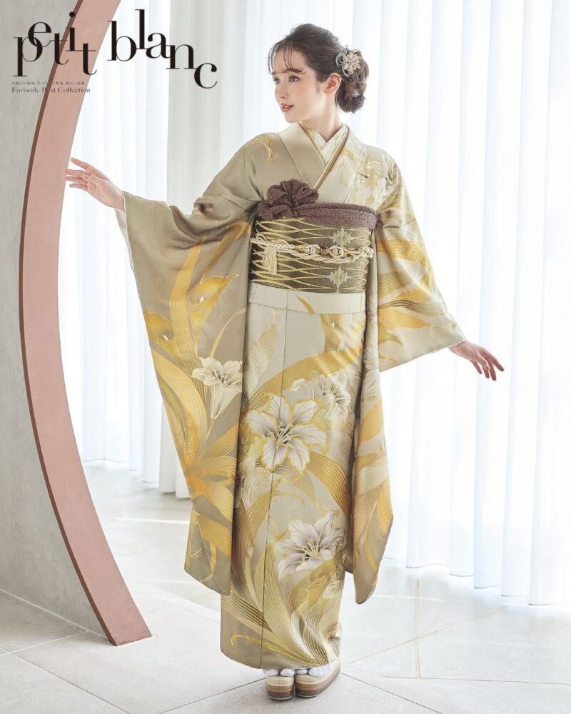 静かに華やぐ、百合咲く全身ゴールド振袖